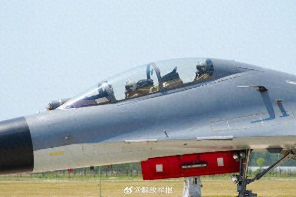 配资股票网站 直刺苍穹！战机飞行训练图上新