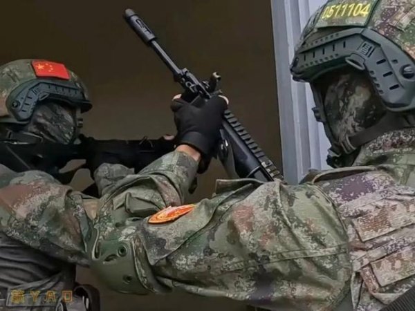 外盘配资公司 解放军演习时，为什么步枪的枪口要套一个粗筒，是消音器吗？